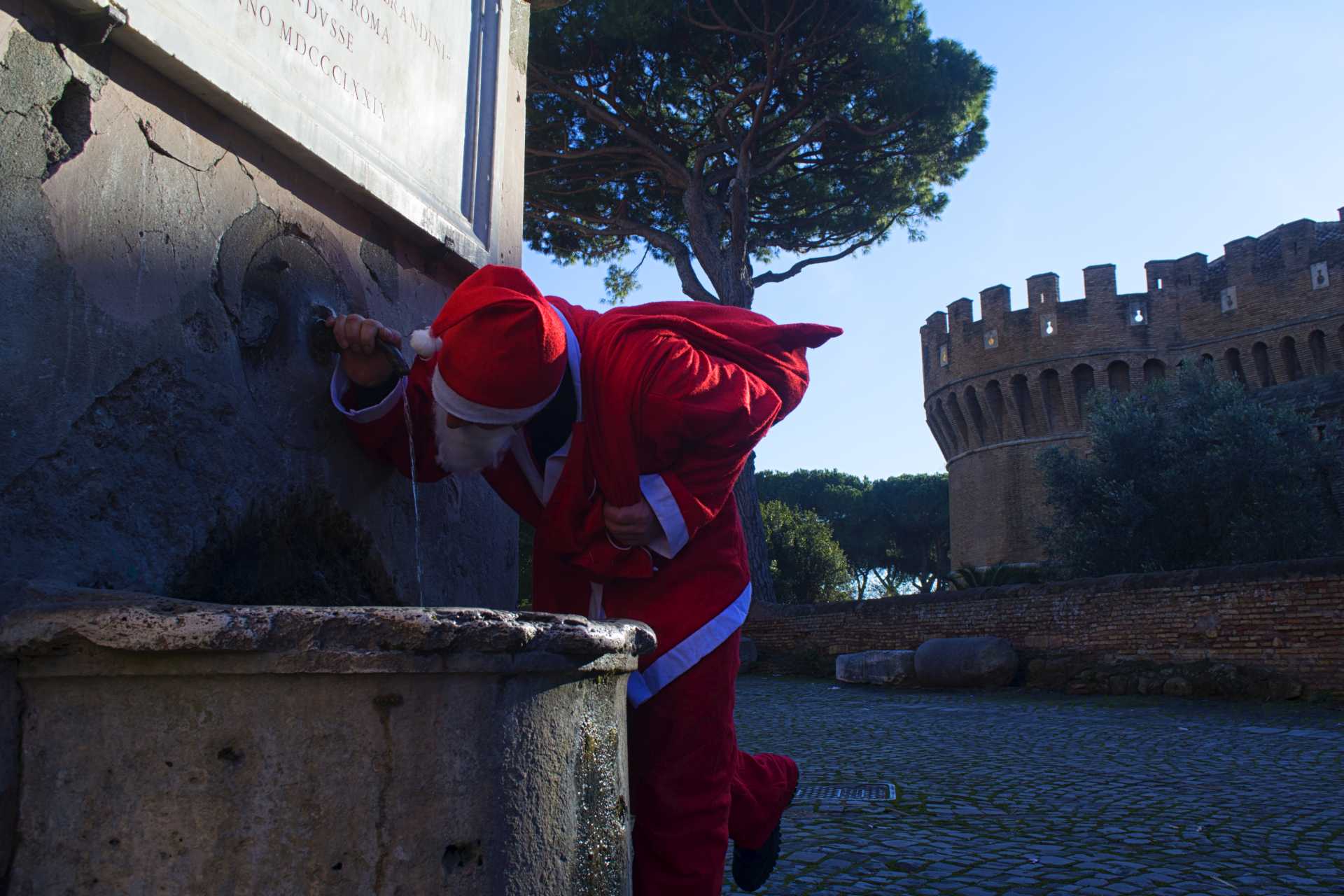 Auguri da Babbo Natale in Vespa nel Borgo di Ostia Antica